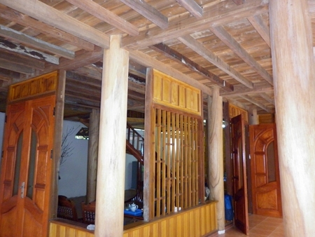 Tầng một nhà sàn đẹp, gỗ mỡ dày